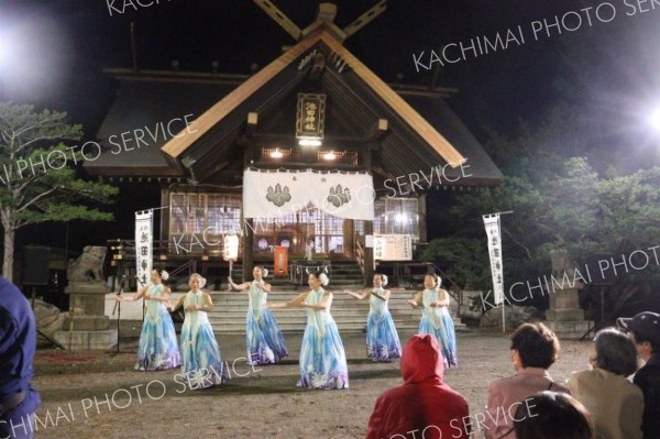 奉納芸能としてフラダンスショーなどが披露された宵宮祭