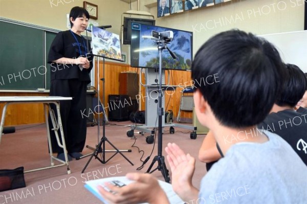 学習発表会の参考に、保護者が戦争関連紙芝居を読み聞かせ　下音更小