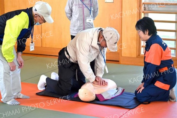 心肺蘇生法について学ぶ参加者