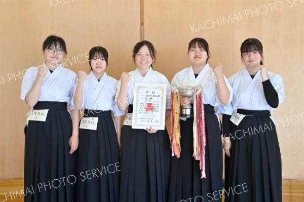 女子団体戦で優勝した足寄