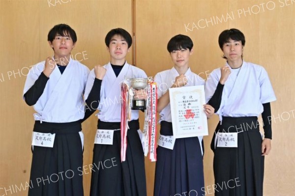 男子団体戦で優勝した足寄