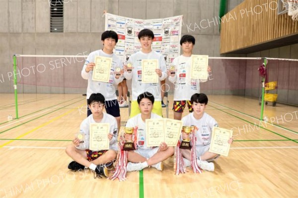 木村・竹村組（帯大谷）Ｖ　木村は単複２冠　道バドミントン選手権高校の部