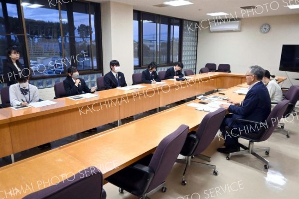 士幌高生が町長に研究成果や要望伝える　しほろみらいトーク