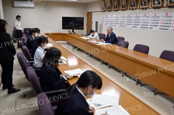 意見交換する生徒