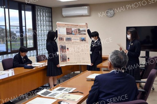 高木町長に研究成果などを報告する士幌高農業クラブの生徒