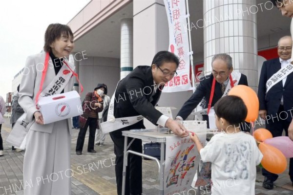赤い羽根共同募金始まる　フレスポでセレモニー
