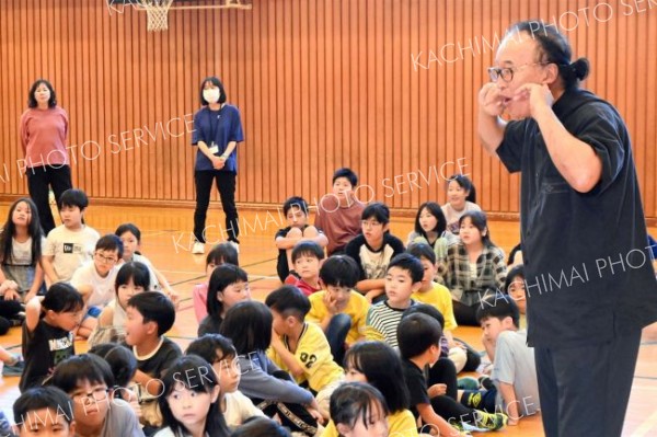 兵庫県稲美合唱団の椿野代表が児童ら合唱指導　音更