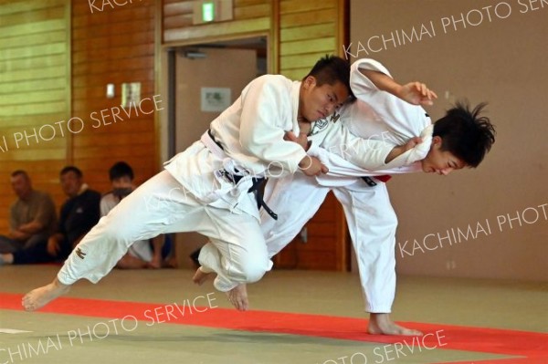 白樺学園が男子団体初Ｖ、１９連覇中の帯農に３―２　柔道全十勝高校新人大会