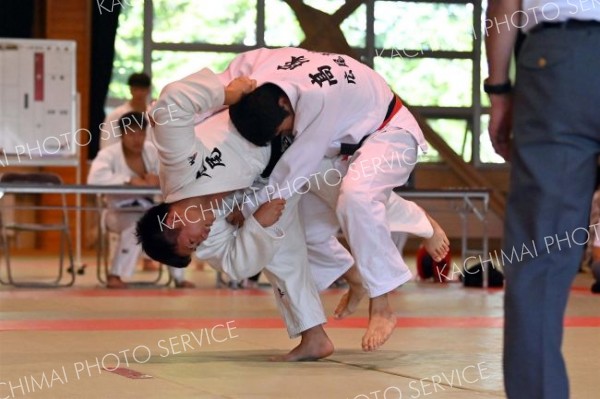 【男子個人戦８１キロ級・決勝】内股を仕掛ける