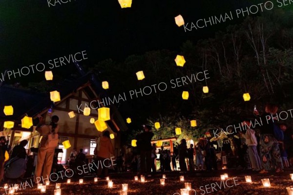 浦幌神社にふわりスカイランタン　明大生考案イベント
