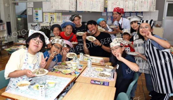 清水・コスモスファームの牛肉で学校給食