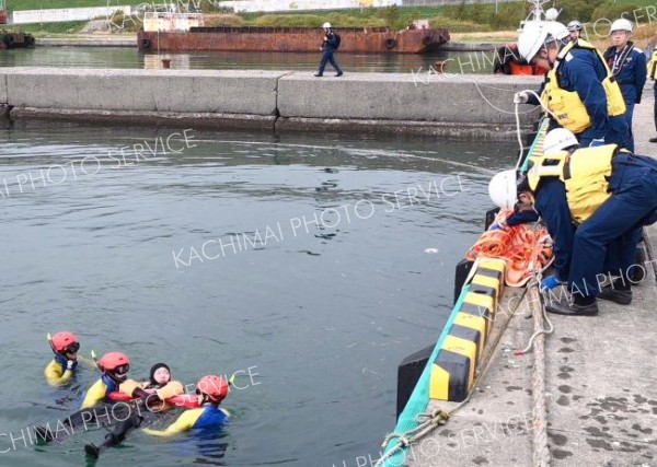 海中転落者救助の手順や役割分担、連携などを確認した合同救助訓練