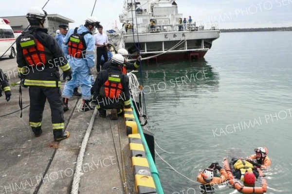 海中転落者救助の手順や役割分担、連携などを確認した合同救助訓練