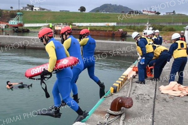 海中転落者救助の手順や役割分担、連携などを確認した合同救助訓練