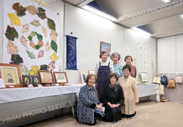 手芸工房ＫＡＷＡＳＥが刺しゅう作品展　市図書館で５日まで