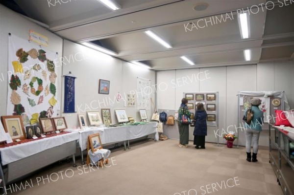 手芸工房ＫＡＷＡＳＥが刺しゅう作品展　市図書館で５日まで 2