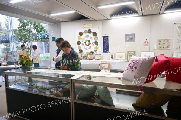 手芸工房ＫＡＷＡＳＥが刺しゅう作品展　市図書館で５日まで 3