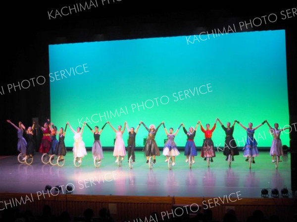 一輪車で華麗な演技を披露する参加チーム