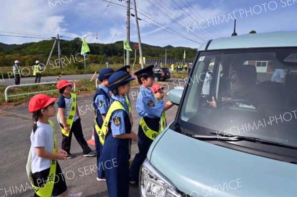 国道２４２号を通行するドライバーに安全運転を呼びかける大誉地小の児童７人