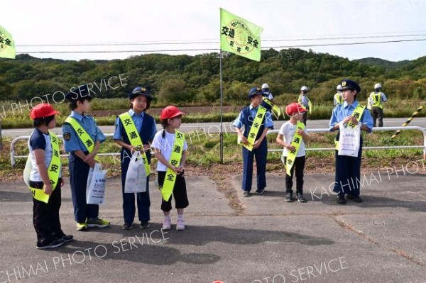 国道２４２号を通行するドライバーに安全運転を呼びかける大誉地小の児童７人