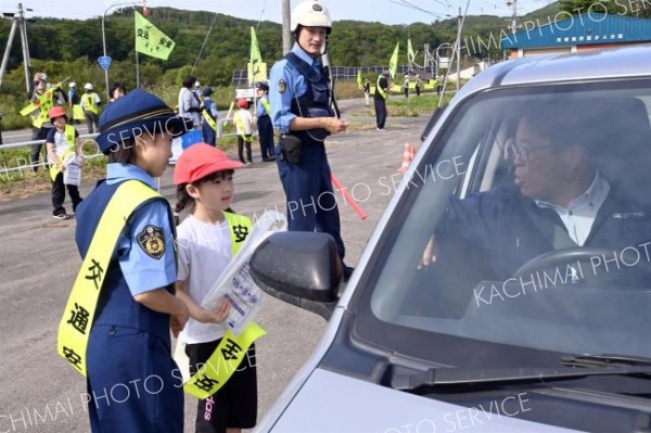 国道２４２号を通行するドライバーに安全運転を呼びかける大誉地小の児童