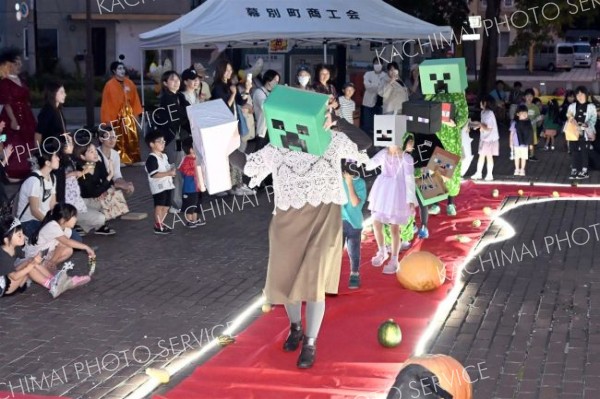 仮装ランウェイ盛況、幕別でハロウィーンカーニバル