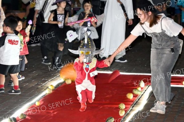 ウルトマンタロウにふんしランウェイを歩く子ども（須貝拓也撮影）