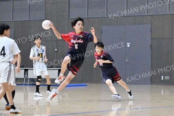 【Ｕ―１５男子３位決定戦・十勝選抜―釧路選抜】シュートを放つ十勝選抜の柴田歩（紺色ユニホーム）