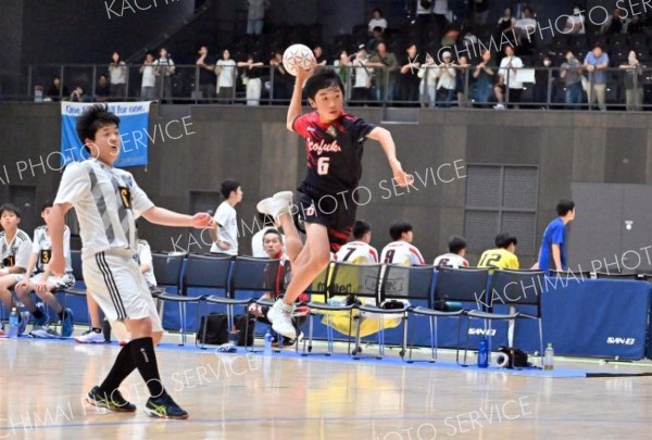 【Ｕ―１５男子３位決定戦・十勝選抜―釧路選抜】シュートを放つ十勝選抜の金山蒼斗（紺色ユニホーム）