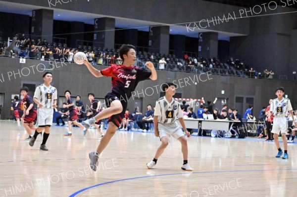 【Ｕ―１５男子３位決定戦・十勝選抜―釧路選抜】シュートを放つ十勝選抜の中西啓人（紺色ユニホーム）