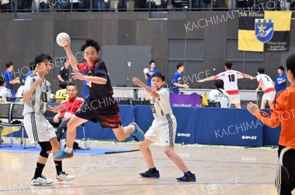 【Ｕ―１５男子３位決定戦・十勝選抜―釧路選抜】シュートを放つ十勝選抜の杉江逞（紺色ユニホーム）。ゴールが決まり、２５―５とリードを広げる
