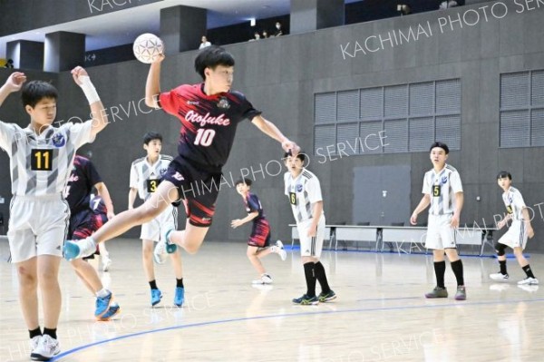 【Ｕ―１５男子３位決定戦・十勝選抜―釧路選抜】シュートを放つ十勝選抜の岩城玄汰（紺色ユニホーム）