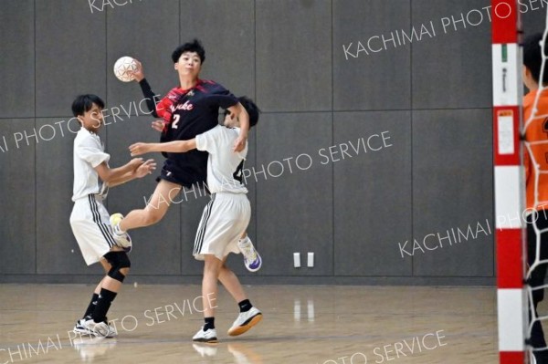 【Ｕ―１５男子３位決定戦・十勝選抜―釧路選抜】シュートを放つ十勝選抜の熊坂泰知（紺色ユニホーム）