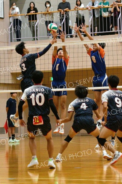 【男子決勝リーグ・白樺学園―帯三条】スパイクをブロックする白樺学園の（左から）神谷敦希と笠井夢聖（古田千晶通信員撮影）
