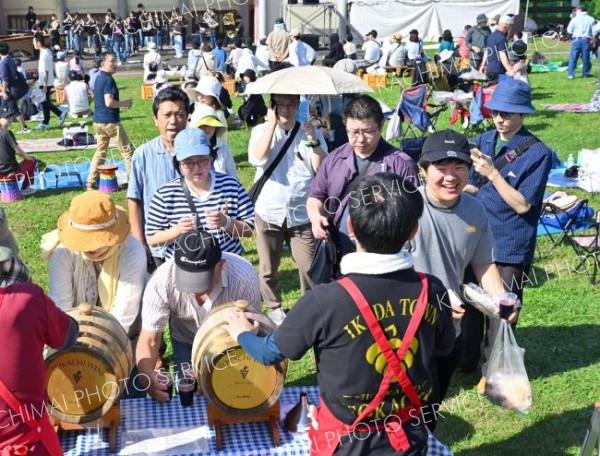 飲み放題ワインの銘柄が今年はグレードアップ。赤は「山幸」で、このチャンスにグラスが進み笑顔がこぼれる