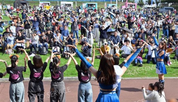 ファイターズガールの登場と一緒にダンスを踊り、会場は大盛り上がり