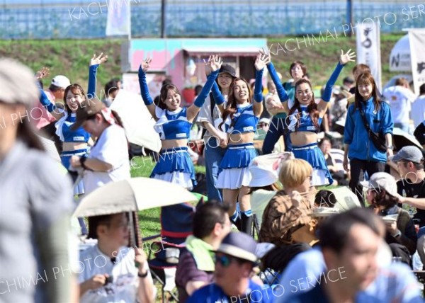 今年もファイターズガールが登場。音更町出身の松井みなみさんと芽室町出身の竹市琴美さんも来場し、地元十勝を盛り上げた
