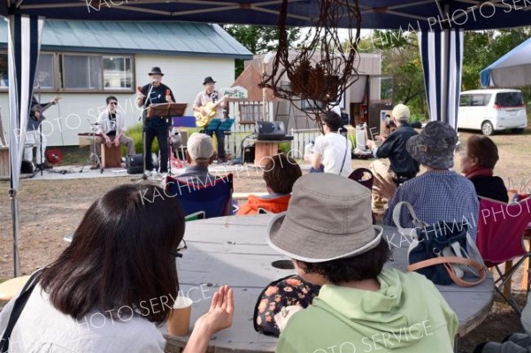 ピアノやバンドの演奏で盛り上がった集いの杜の秋イベント