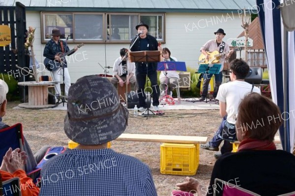 ピアノやバンドの演奏で盛り上がった集いの杜の秋イベント