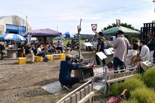 ピアノやバンドの演奏で盛り上がった集いの杜の秋イベント