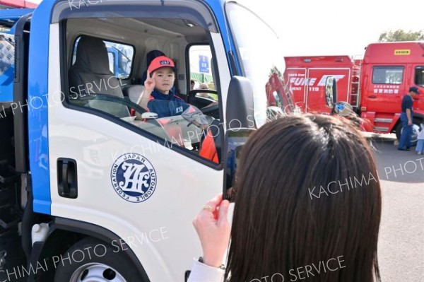 会場には働く車が集結。日本自動車連盟（ＪＡＦ）のレッカー車には、制服を着てポーズを取る子どもの姿も