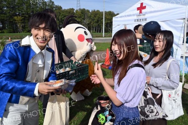 アイドルグループ「甘党男子」の神久保翔也さん（左）も登場。マドレーヌをプレゼントされた来場者は大喜び