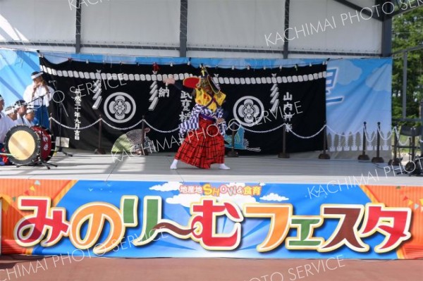 姉妹締結４０周年を記念して岩手県軽米町の郷土芸能「山内神楽」がステージで演舞を披露した