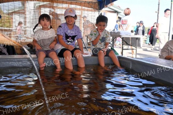 十勝川温泉のモール湯も、足湯になって登場。「とても気持ちいい」と、子どもたちは大満足