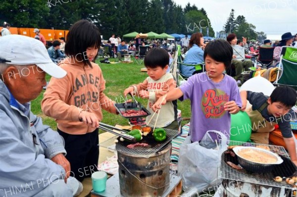 盛況の「にんにく肉まつり」～写真特集