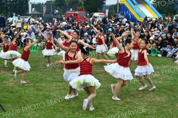 清水町のバトントワラーズ「チアエンジェル」の子どもたちが、元気いっぱい踊り、祭りを華やかに盛り上げた