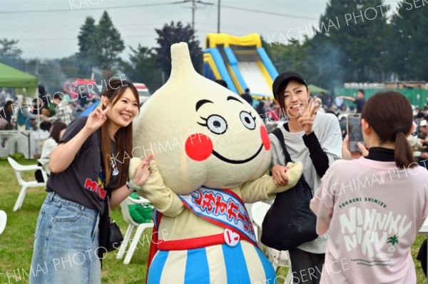 おいしい私の王子様―。ＪＡ十勝清水町の公式キャラクター「ガーリック王子」が祭り会場で大人気。記念写真を撮る来場者