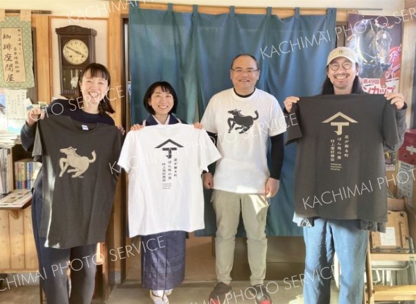 馬の町盛り上げたい　村上澄好商店がオリジナルＴシャツ販売