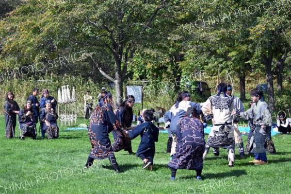 伝統舞踊を歌い踊った参加者たち