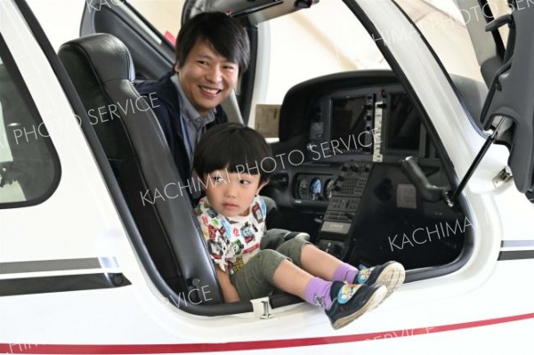 航空大学校の訓練機に試乗する子ども（須貝拓也撮影）